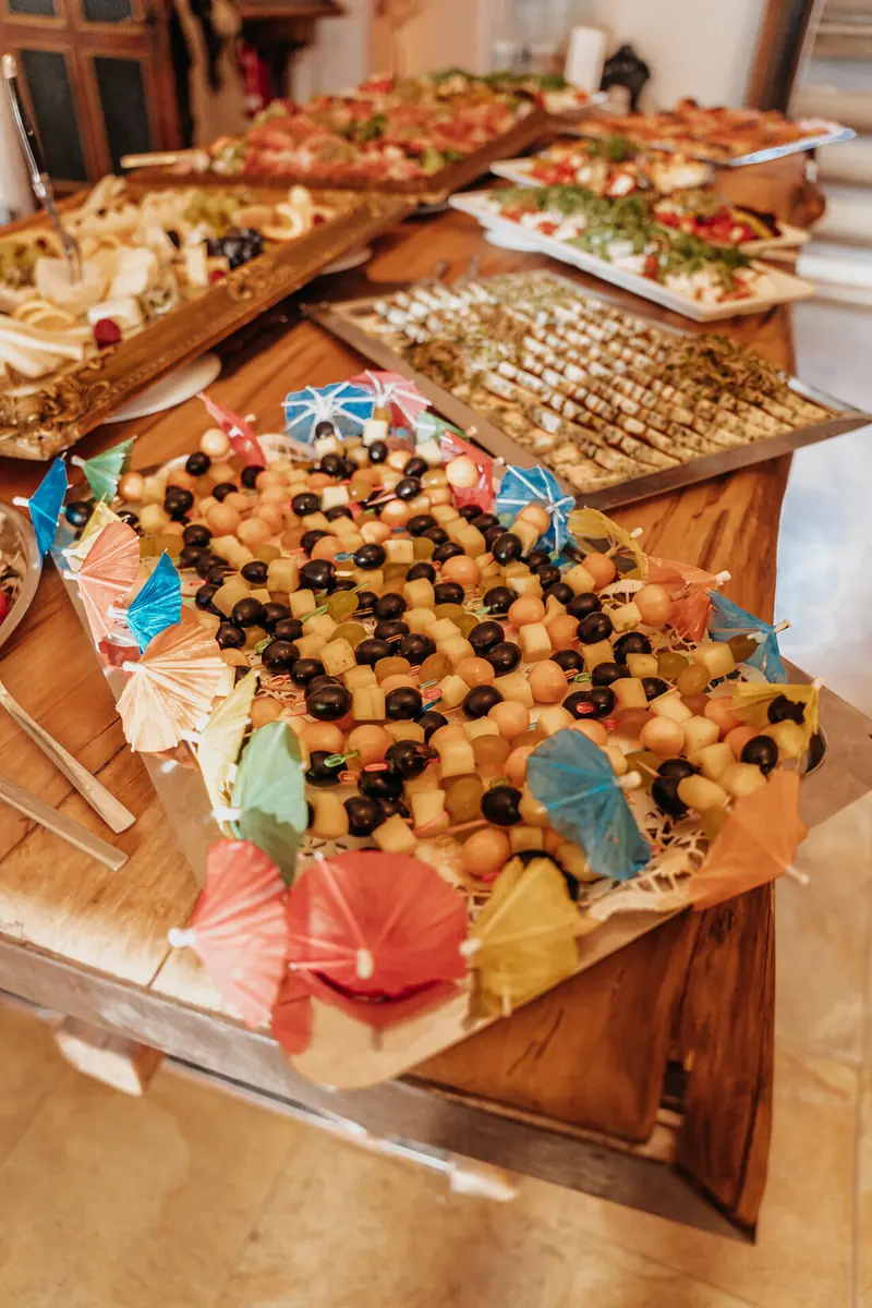 Fingerfood-Buffet mit Spießen und Häppchen
