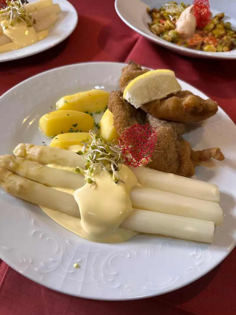 Spargelteller mit Schnitzel, Kartoffeln und Sauce hollandaise