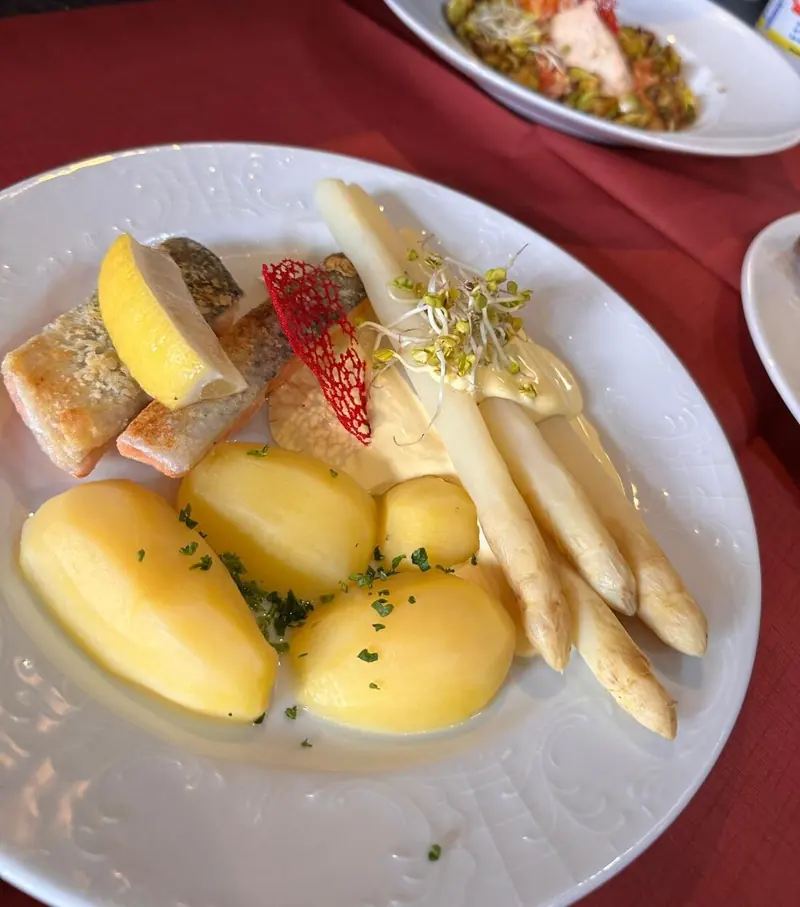 Spargel mit Sauce hollandaise und neuen Kartoffeln