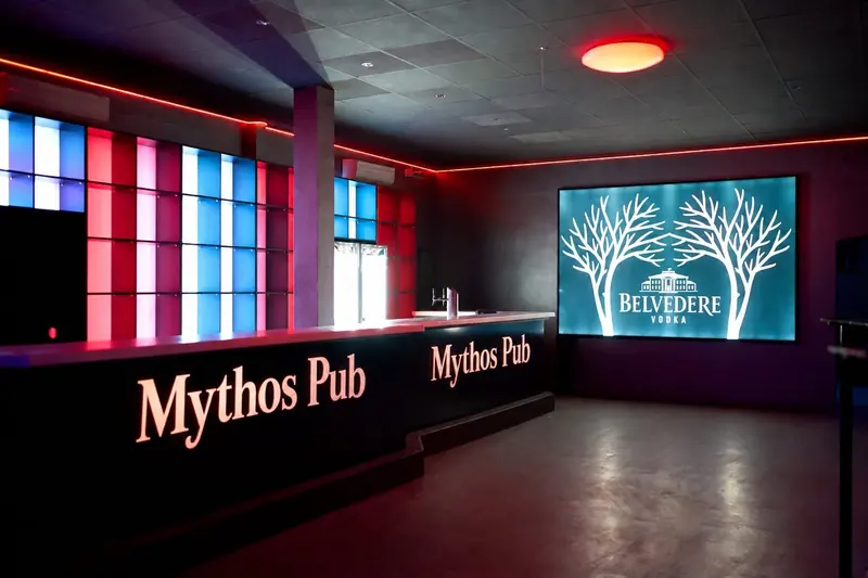 Theke des Mythos mit Leuchtschrift