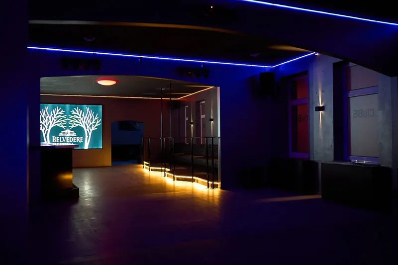 Feierraum mit Leinwand und Lichtleisten