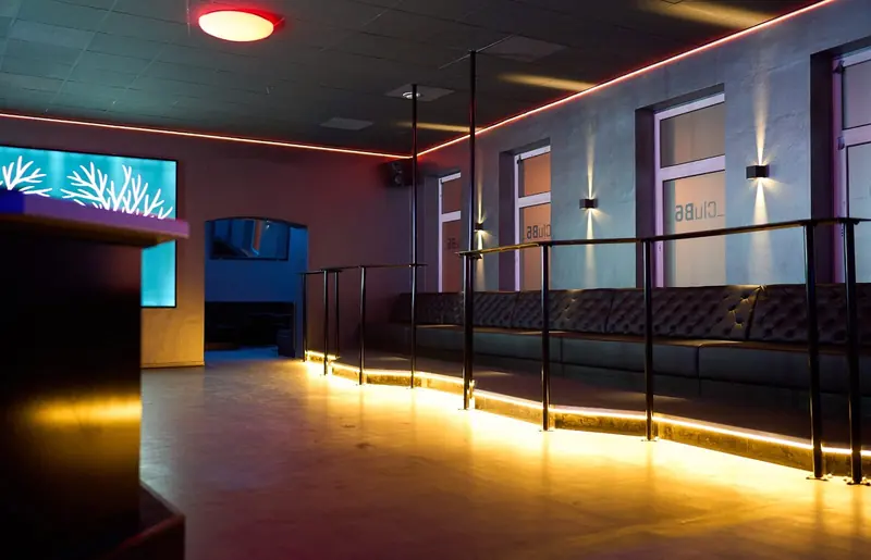 Lounge mit Empore und warmem Licht – Platz für private Feiern