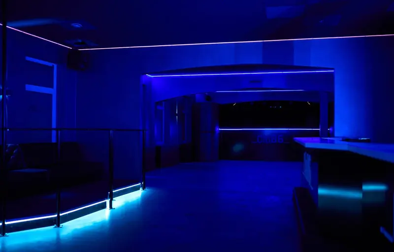 Clubraum des Mythos Wurzen in blauem Licht