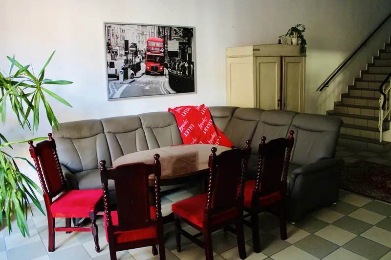 Aufenthaltsraum mit Sofa und Esstisch