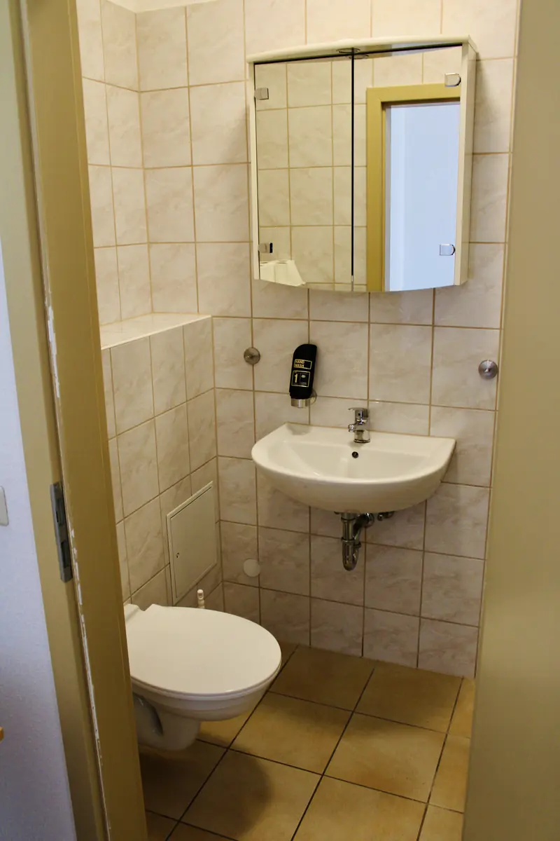 Bad mit WC und Waschbecken