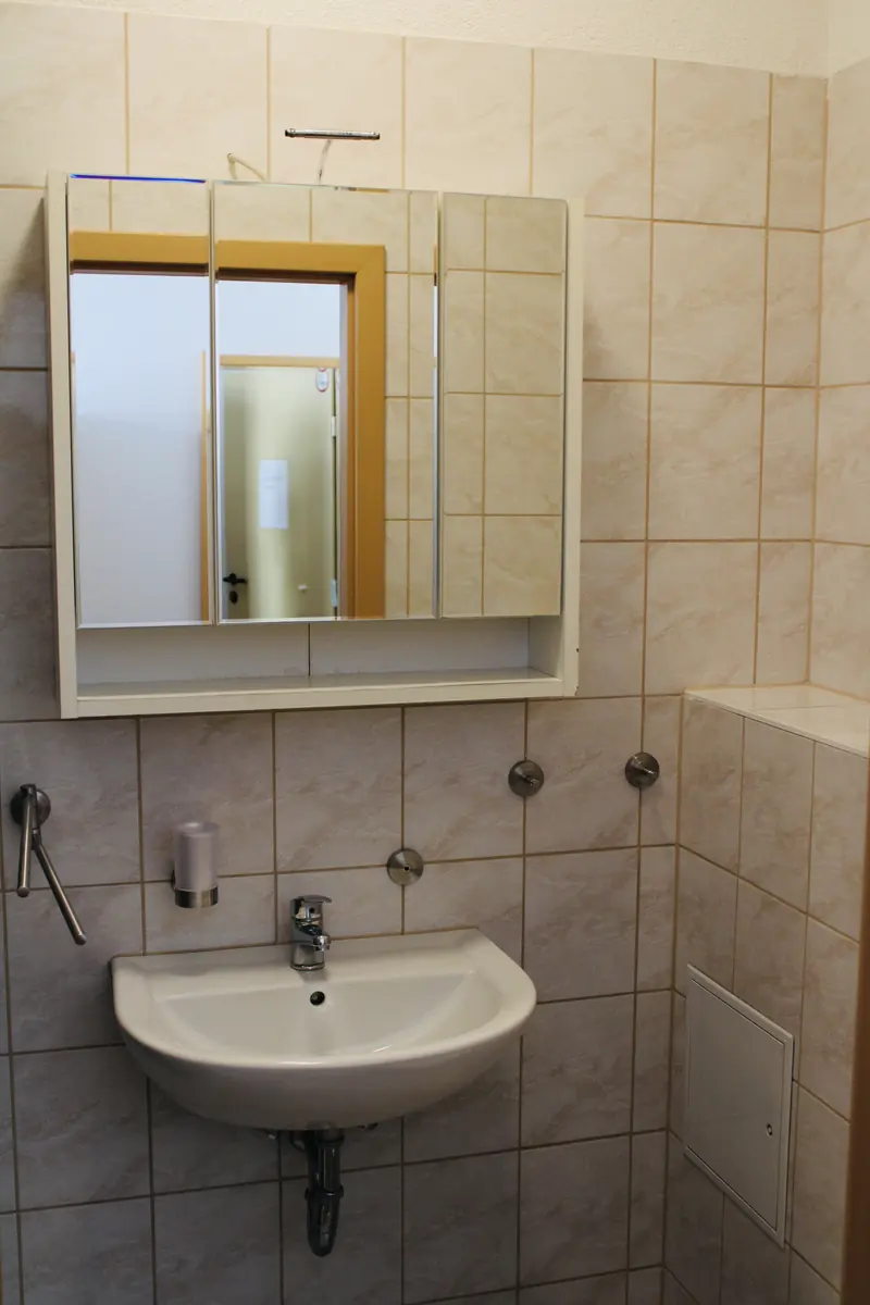 Waschbecken mit Spiegelschrank