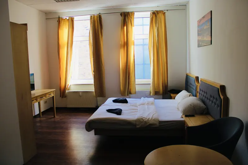 Zimmer der Pension Haus 40 mit Schreibtisch