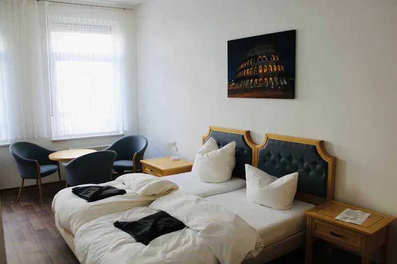 Helles Zimmer der Pension Haus 40 mit Sitzecke