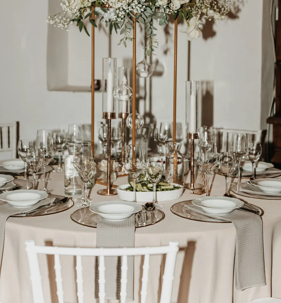 Blumendeko und Kerzen auf der Festtafel